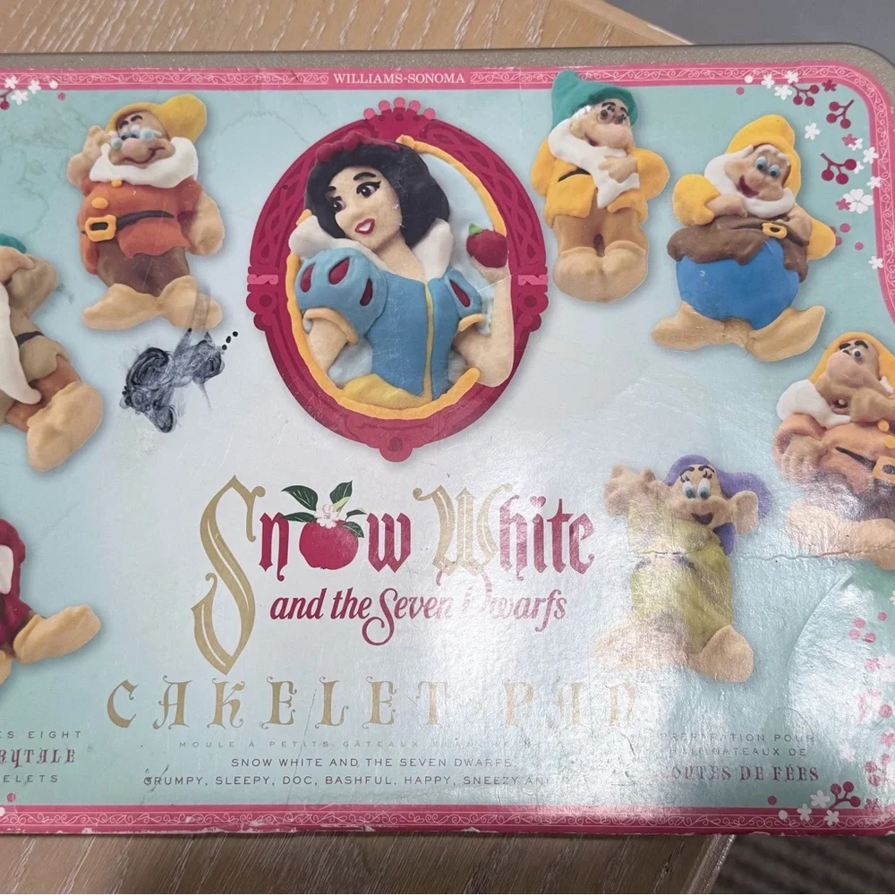 Vintage Williams Sonoma Snow White Character Cakelet Pan